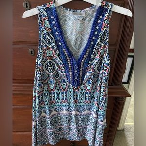 Like New Avenue
Beaded Accent V-neck tank Size
14/16